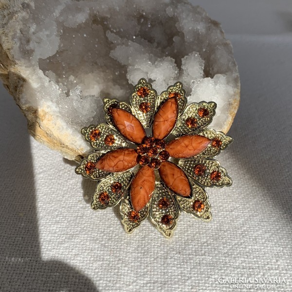 Vintage nagy mutatós strass bross kitűző, virág pin kitűző, 1990-es évekből fém kitűző medál pin