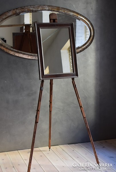 Dekoratív tükör antik festőállvány installációval vintage, loft, stílus, külölnleges üzletberendezés