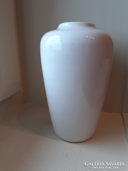 Fehér barna kerámia váza klasszikus formájú de retro