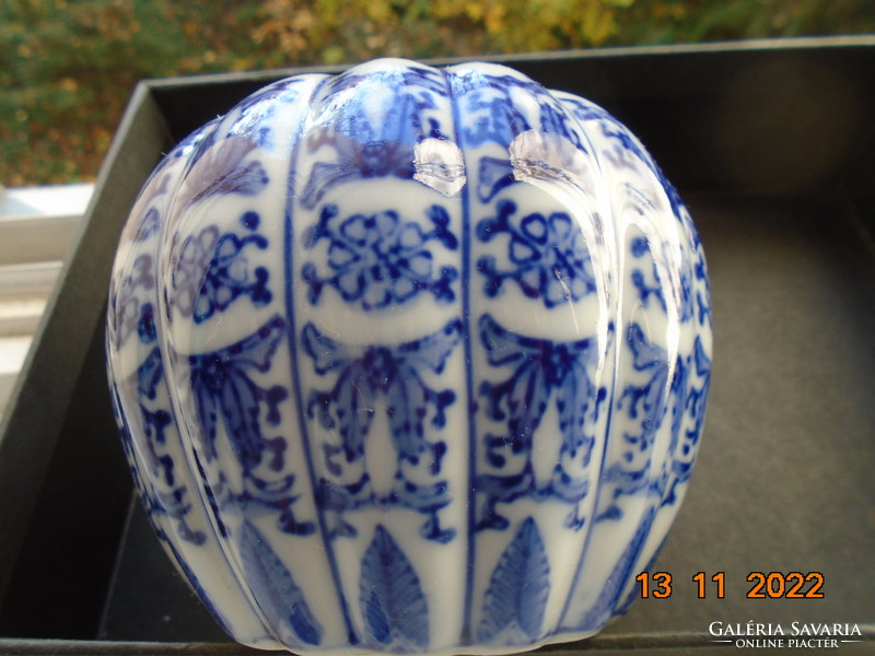 Kézzel máz alatt  kobaltkékkel festett kínai gerezdes váza fedéllel-kézi jelzés 4 írásjel