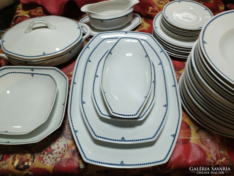 Beautiful porcelain dinner set, 39 pieces