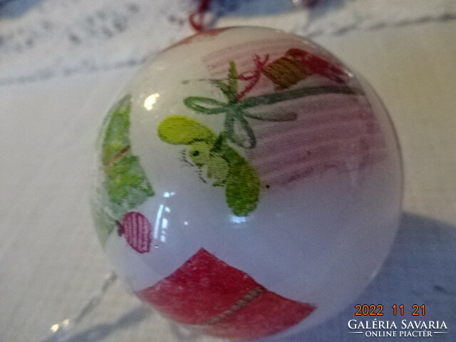 Karácsonyi gömb, műanyag, átmérője 6 cm, ajándék csomagokkal díszített.  Vanneki!