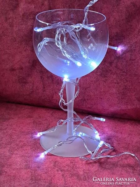 Karácsonyi asztalra nagyméretű üveg kehely