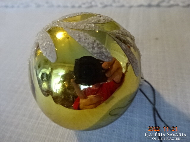 Christmas glass ball, golden color, with a white pattern, diameter 5 cm. He has!