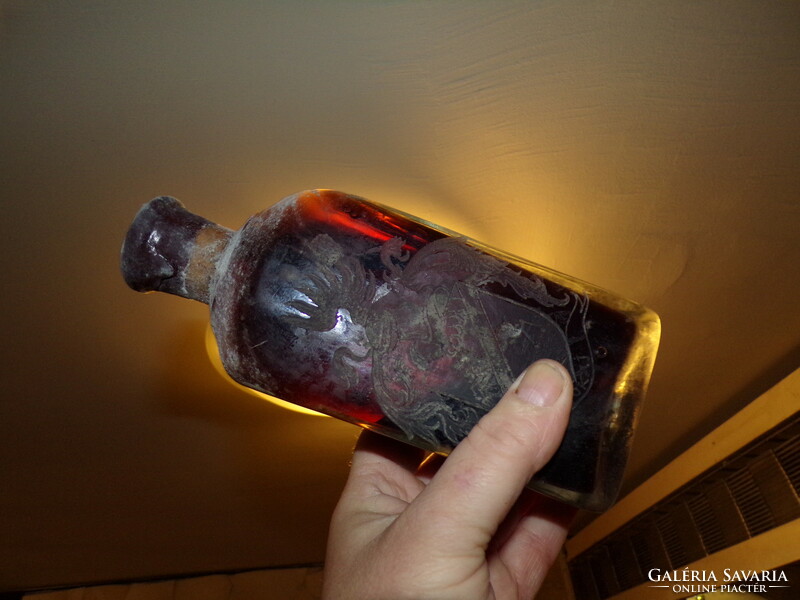 Felliteres pincetok palack a Vay család címerével ékesítve tokaji bórral töltve