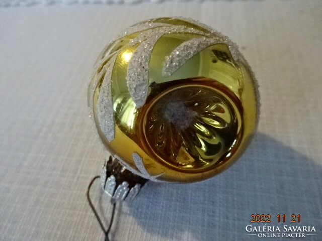 Karácsonyi üveggömb, arany színű, fehér mintával, átmérője 5 cm. Vanneki!