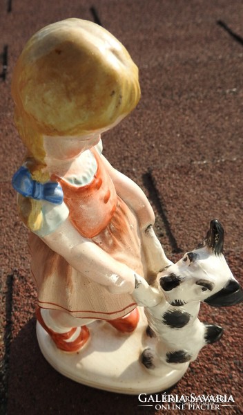 Antik Sitzendorfi figura : kislány a pitiző kutyájával