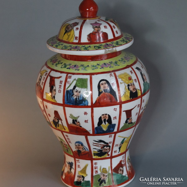 Large Chinese lidded porcelain vase / large Chinese lidded porcelain vase