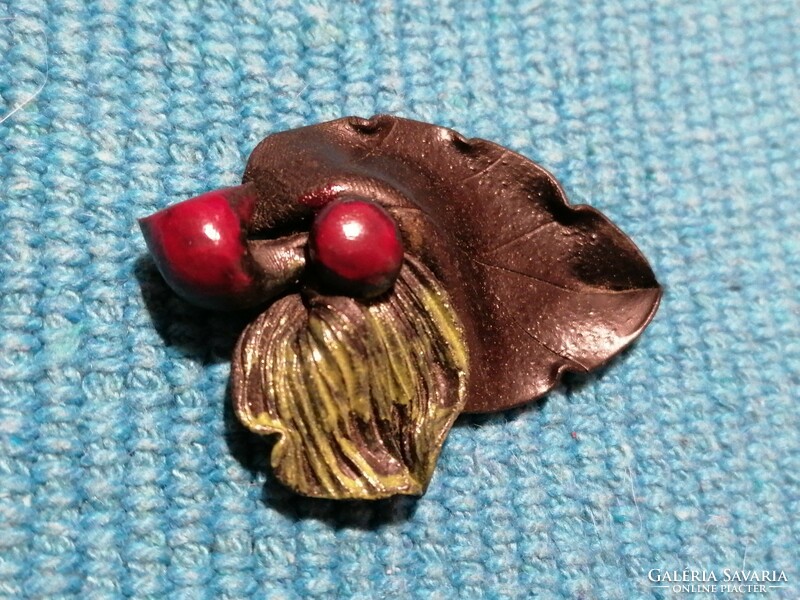 Leaf-shaped brooch (543)