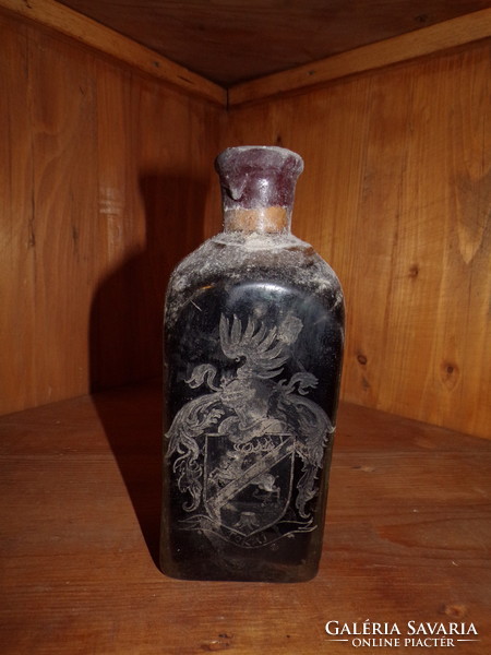 Four-liter pints bottle decorated with the coat of arms of the Vay family and filled with Tokaj wine