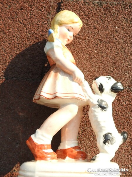 Antik Sitzendorfi figura : kislány a pitiző kutyájával