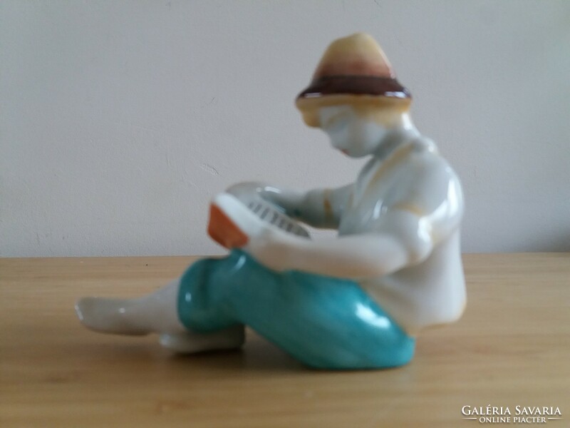 Hollóházi porcelán figura, olvasó kalapos fiú