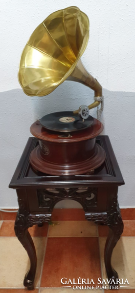 Klasszikus antik stílusban készült tölcséres gramofon