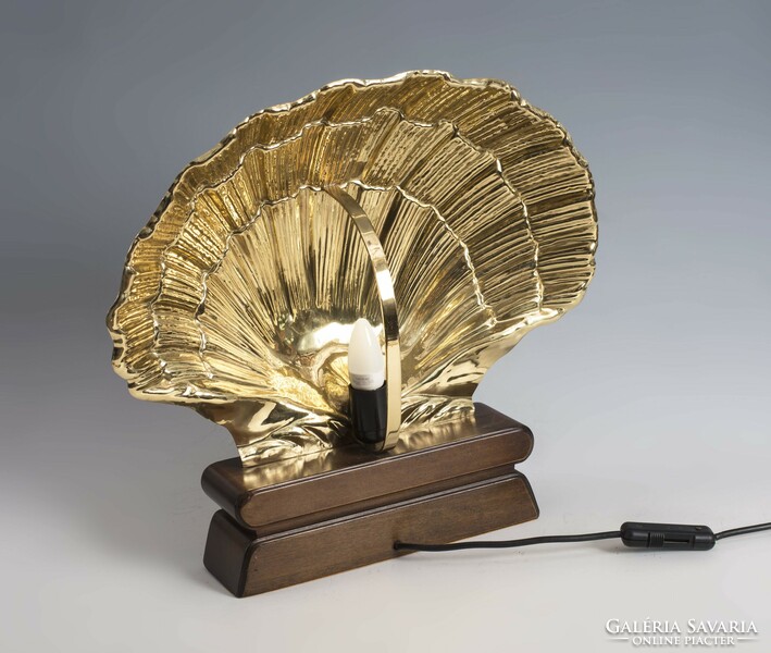 Shell-shaped lamp