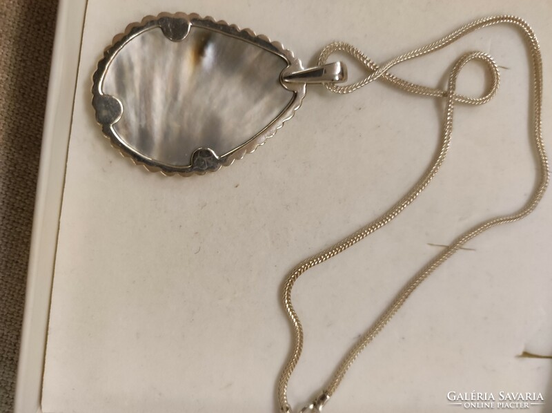 Izraeli ezüst nyaklánc-nyakék faragott kagylóval