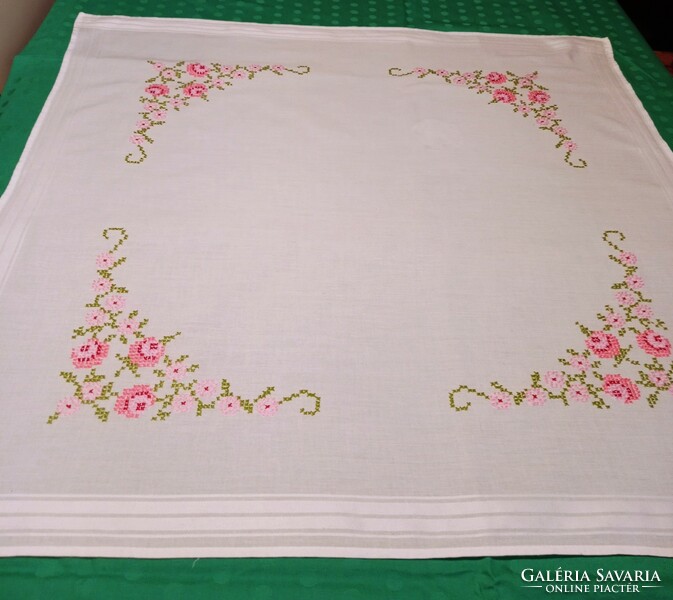 Virágmintás fehér, kézzel hímzett asztalterítő 76 x  76 cm
