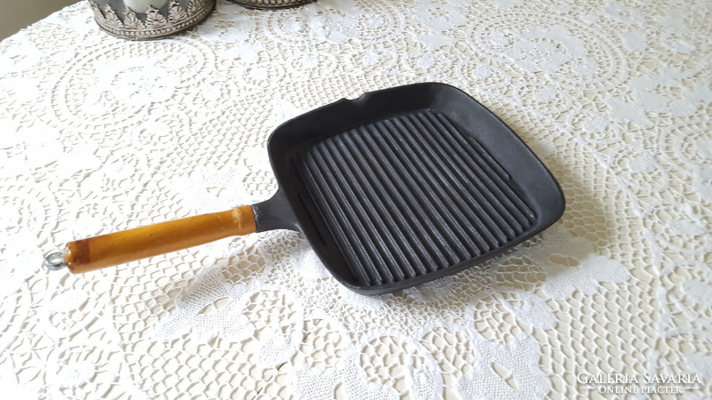 Cast iron grill pan with wooden handle
