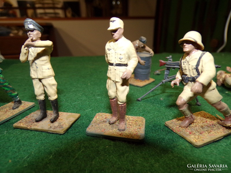 II. Vh. German soldiers made of plastic (13 pieces)