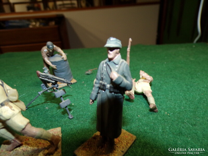 II. Vh. German soldiers made of plastic (13 pieces)