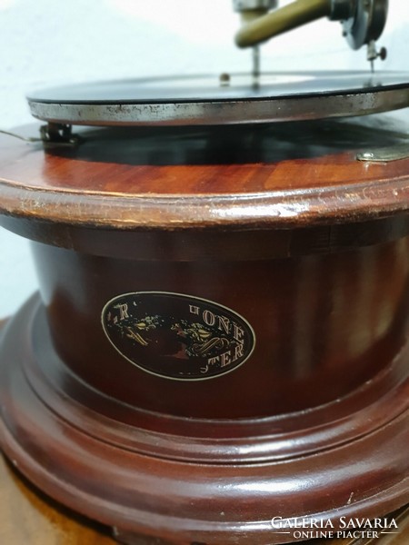 Klasszikus antik stílusban készült tölcséres gramofon