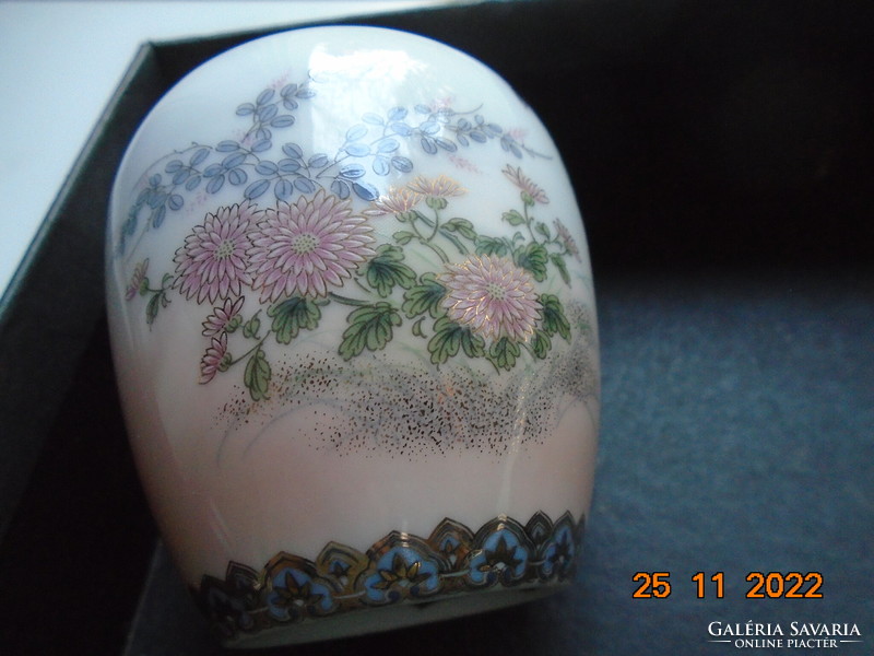 Újszerű dekoratív kis japán váza részben rózsaszínű mázzal, aranyozott virág és lepke mintákkal