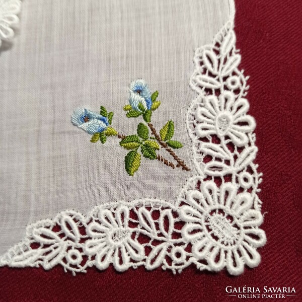 2 embroidered handkerchiefs, 25 x 25 cm