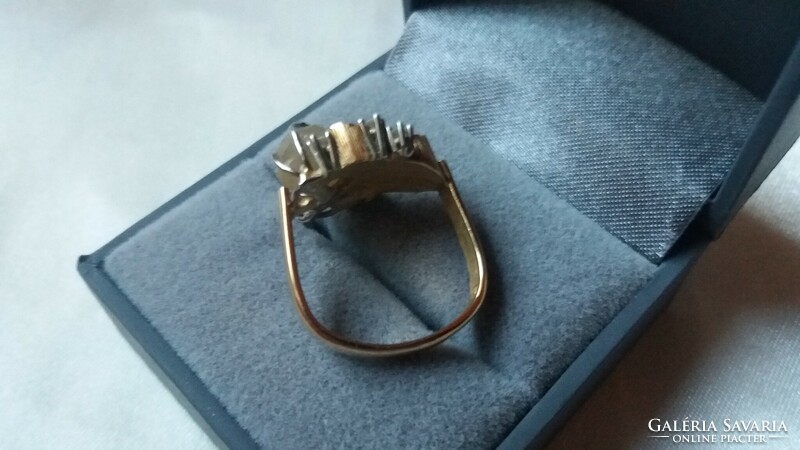 Modern ötvös 18.kr.arany gyűrűm gyémántokkal.Tanúsítvánnyal!