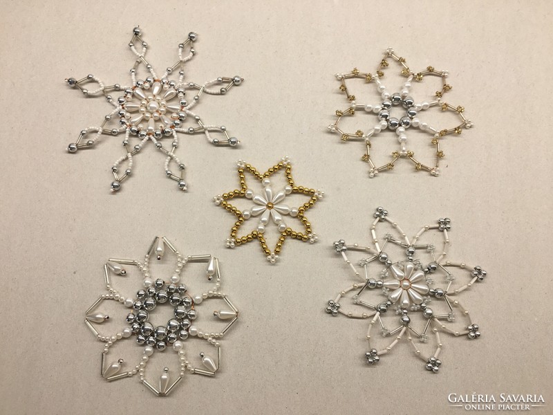 5 Christmas tree ornaments made of pearls (4.)