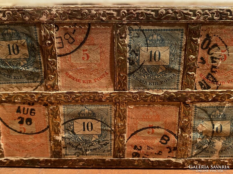 Különleges bélyegekkel díszített papírdoboz