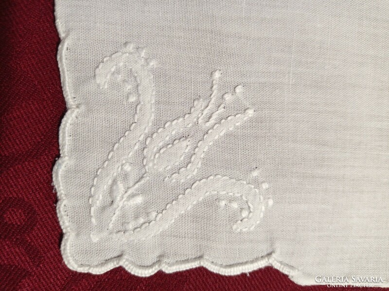 5 db  fehérrel hímzett zsebkendő, 25 x 25 cm