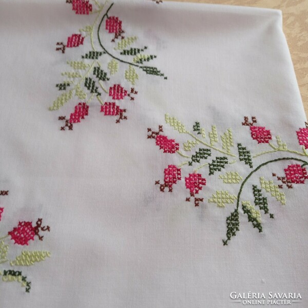 Rosehip white, hand-embroidered tablecloth 76 x 76 cm