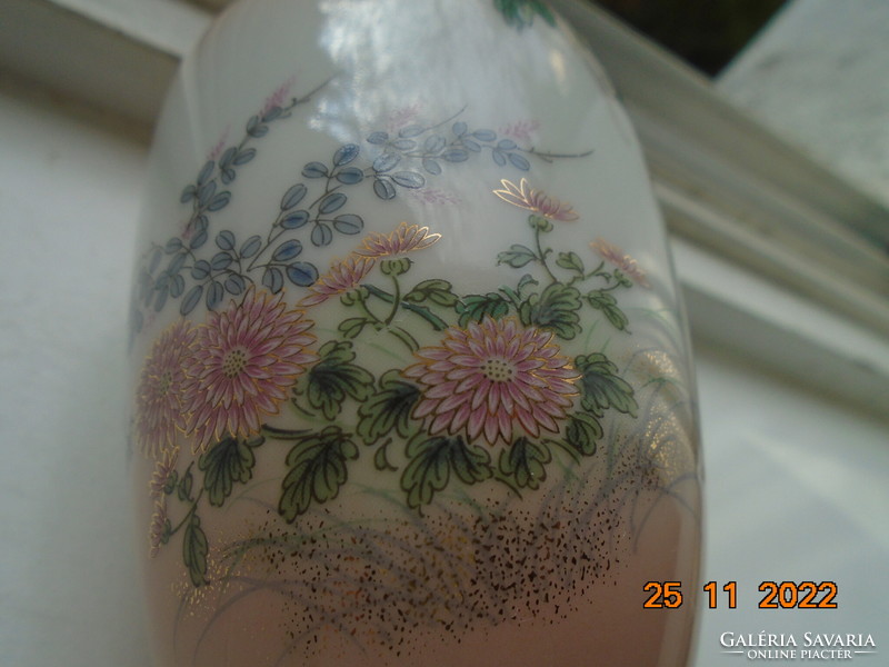 Újszerű dekoratív kisebb japán váza rózsaszínű mázzal, aranyozott virág és lepke mintákkal