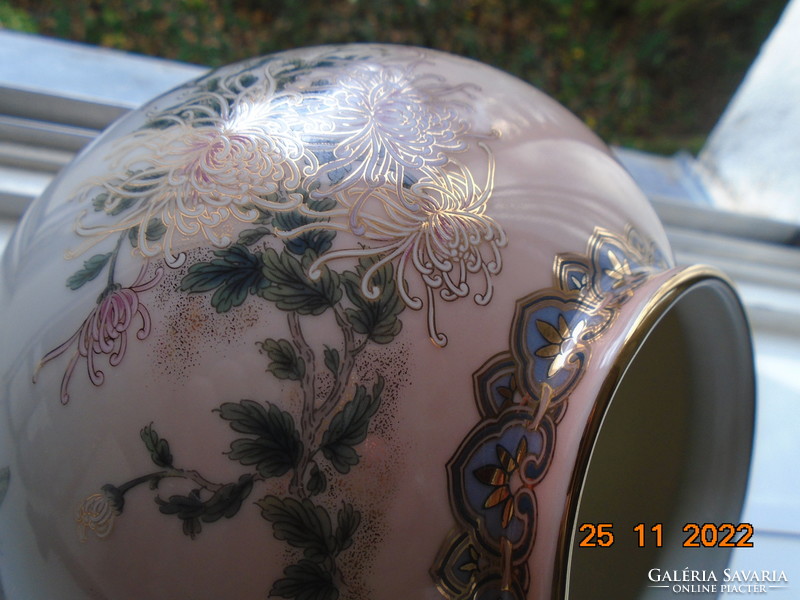 Újszerű dekoratív japán váza rózsaszínű mázzal, aranyozott virág és lepke mintákkal