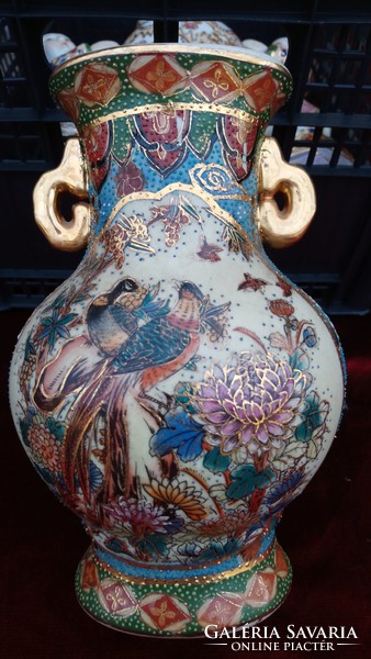 Old Chinese vase richly gilded in porcelain, in perfect condition
