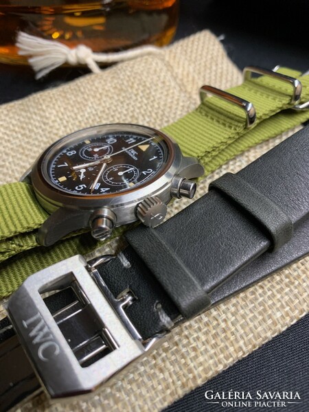 IWC Schaffhausen Pilot’s Chronograph 3740-01 utazódobozában + pillangócsat