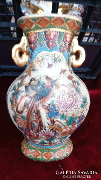 Old Chinese vase richly gilded in porcelain, in perfect condition