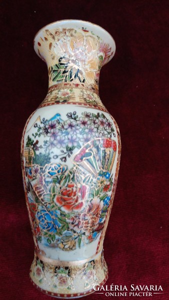 Old Chinese vase gilded in porcelain in perfect condition