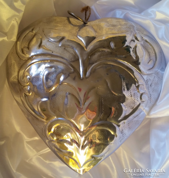 Rustic, country-style, embossed surface, large, hangable metal heart decoration