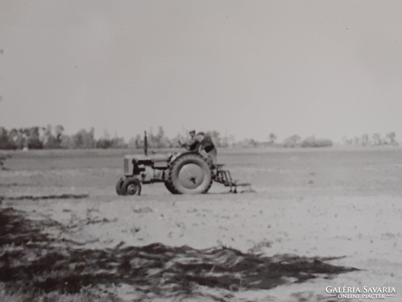 Régi fotó vintage fénykép földművelés aratás traktor 2 db