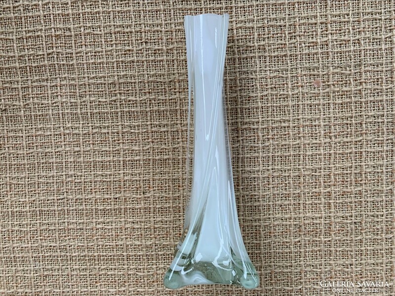 Fehér csavart egyszálas üveg váza