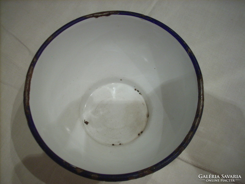 Enameled bowl, table centre