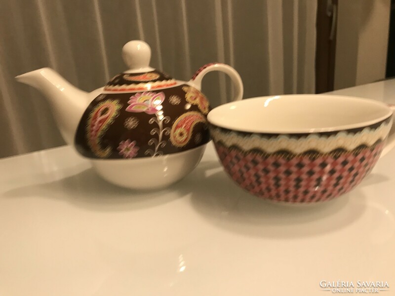 Porcelán teáskanna csészével, 3 dl-es