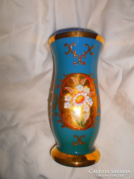 A kék ritka  árnyalatában, antik,  alján sorszám Bohémia  Plasztikus porcelán virágokkal  üvegváza