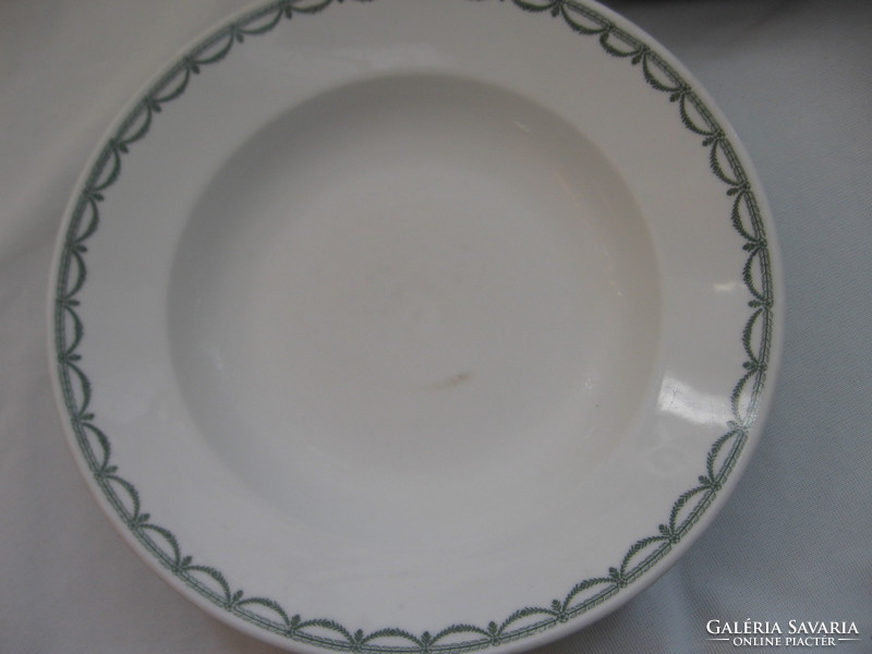 9 db Antik zöld girlandos hasonló tányérok Thun TK,Schlaggenwalg, Epiag