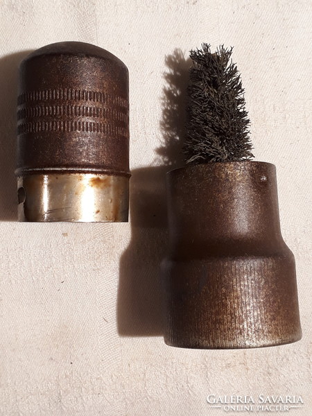 Some kind of cleaning tool, device (battery shoe?)