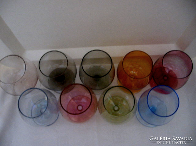 Vegyes színes konyakos talpas poharak