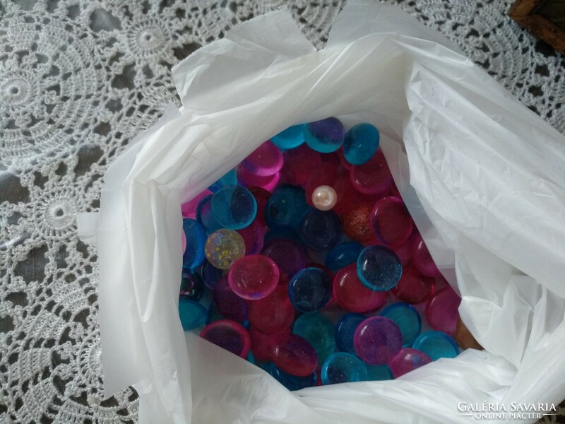 A bag of glass pebbles, decorative glass pebbles, negotiable
