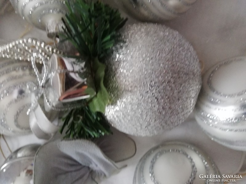 Ezüst színű karácsonyfadíszek