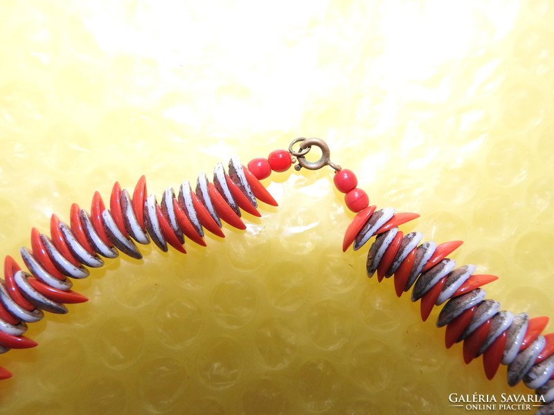 Különleges piros - szürke nyakék - nyaklánc