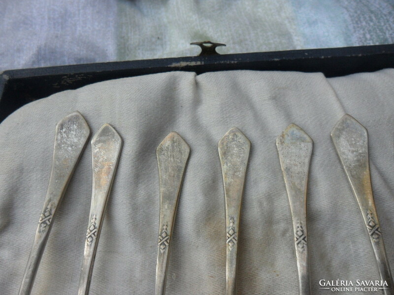 6 beautiful antique silver spoons in a box